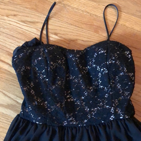 Black dress with removable straps nd top detailing - Picture 2 of 3